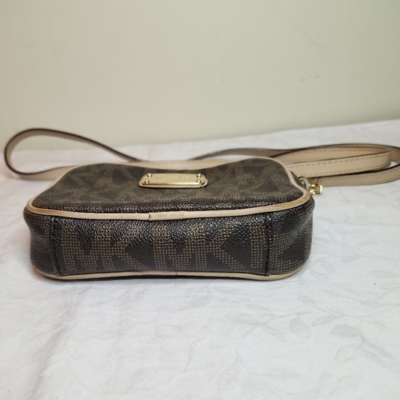 Michael Kors classic mini crossbody purse - Picture 5 of 15